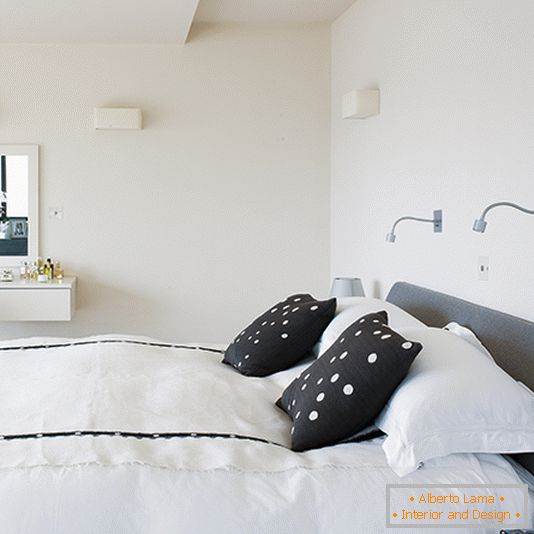 Манахромны спальня з мінімалістычны насценнымі свяцільнямі