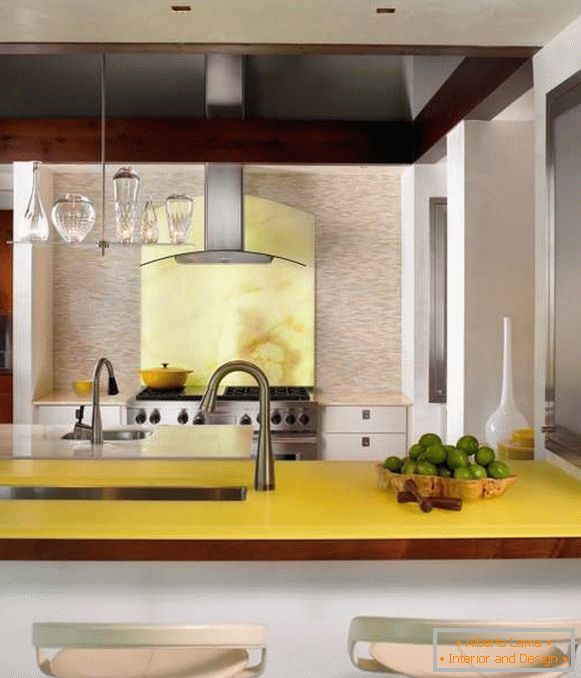 Бледна жоўты колер у інтэр'еры кухні прыватнага дома