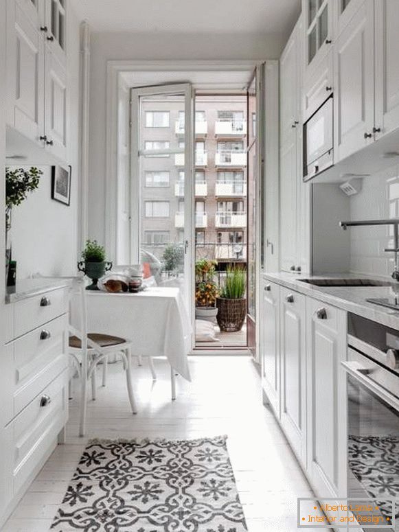 Белая кухня ў інтэр'еры - фота маленькай кухні з балконам
