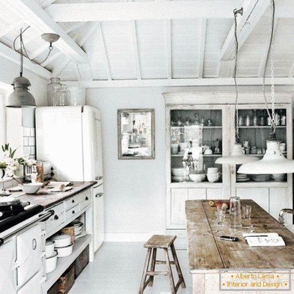 Белая кухня ў драўляным доме