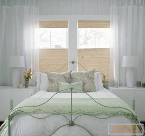 Вясковы дызайн белай спальні - фота з зялёнымі акцэнтамі