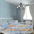 Блакітная спальня з белымі шторамі