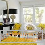 Белая спальня з жоўтым дэкорам