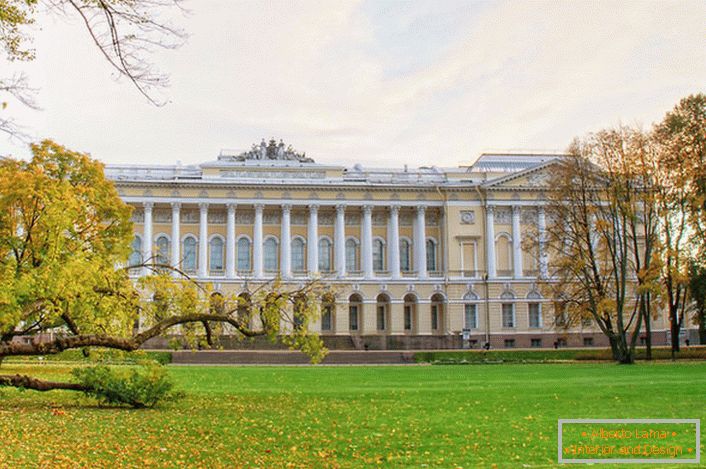 Раскошны Міхайлоўскі палац у стылі ампір ў Санкт-Пецярбургу.