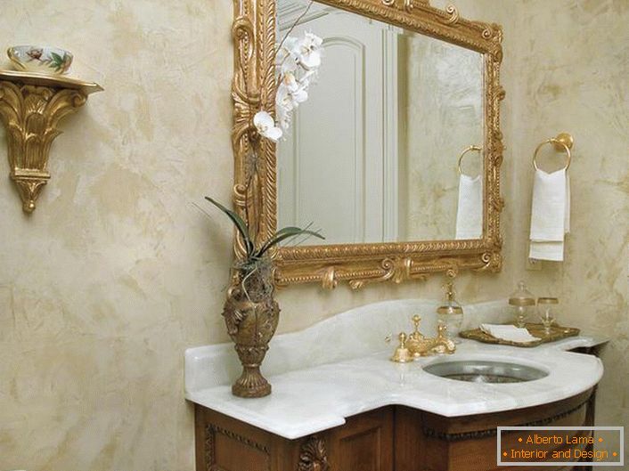 Венецыянская штукатурка в ванной комнате в стиле модерн.