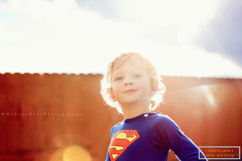 Хлопчык у касцюме супермэна
