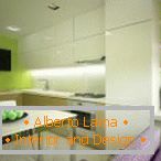 Белая мэбля і салатавыя сцены на кухні