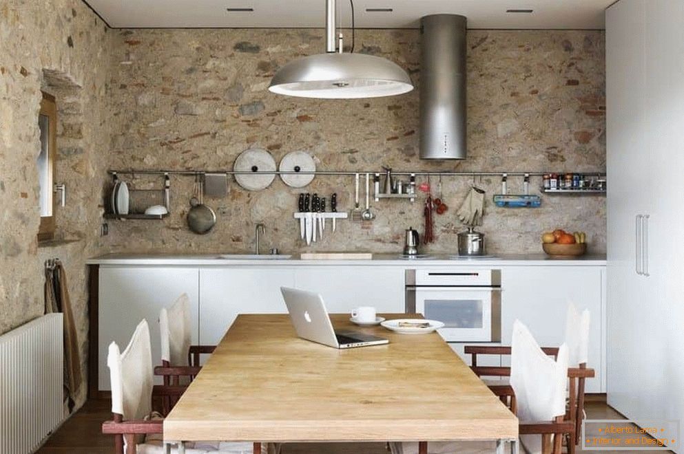Кухня з бетоннымі сценамі і вялікім шафай з абедзеннай зонай