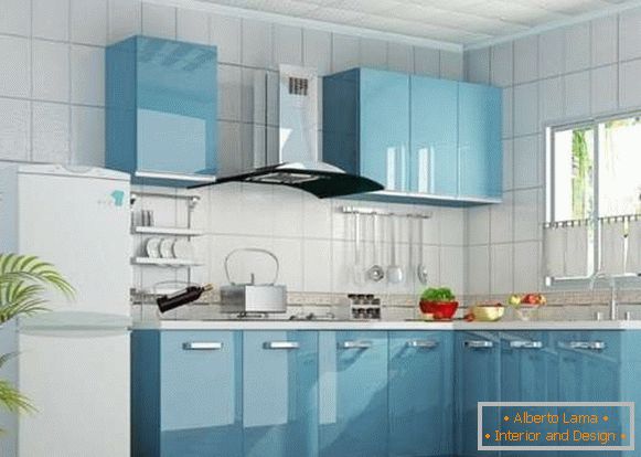 Дызайн кутняй кухні ў прыватным доме - фота ў блакітным колеры