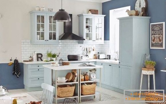 Блакітная кутняя кухня з белай пліткай і сінімі сценамі ў інтэр'еры прыватнага дома