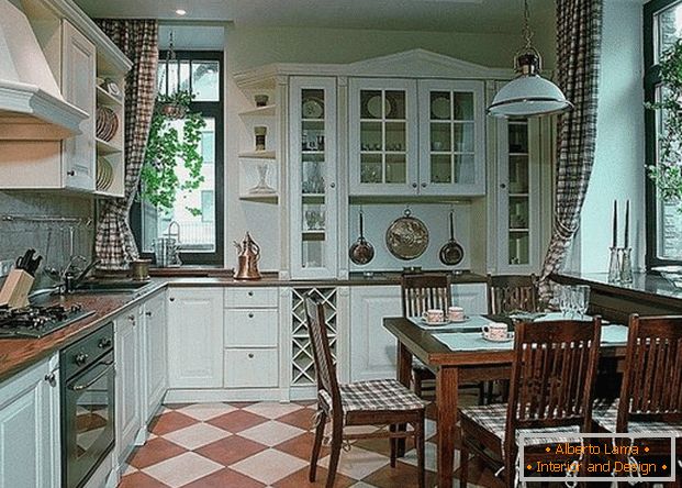 дызайн кухні ў прыватным домес панорамными окнами