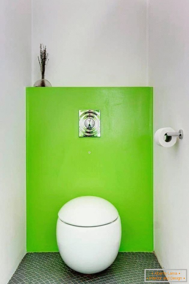 Маленькі туалет ў белым колеры з унітазам незвычайнай формы