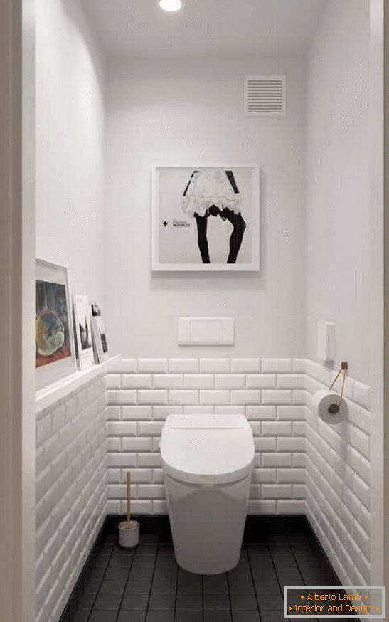 Маленькі туалет ў белым колеры з цёмным падлогай