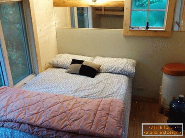 Домік на дрэве з лесьвіцай. маленькая спальня