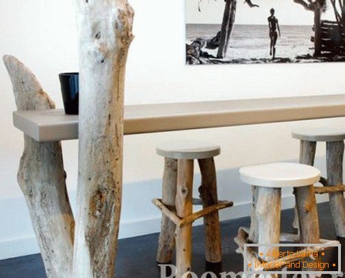 Табурэткі і стол з ножкамі з ствалоў дрэва
