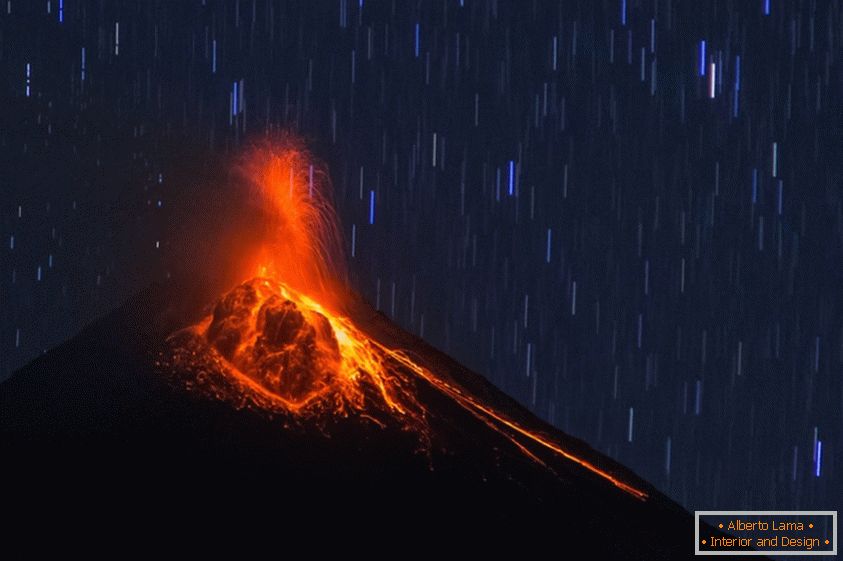 вывяржэнне вулкана на фоне звёздного неба