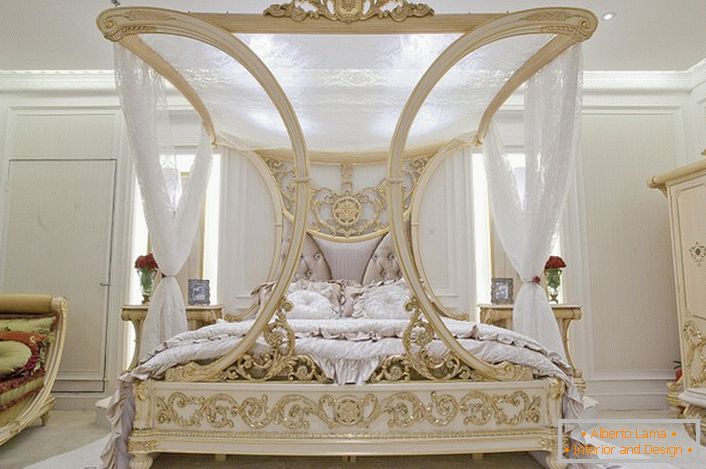 Раскошны балдахін ў спальні ў стылі барока. Выдатны дызайнерскі праект для сямейнай спальні.