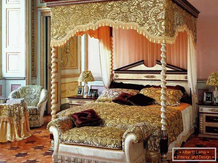 Шыкоўная прасторная спальня з балдахінам над ложкам.