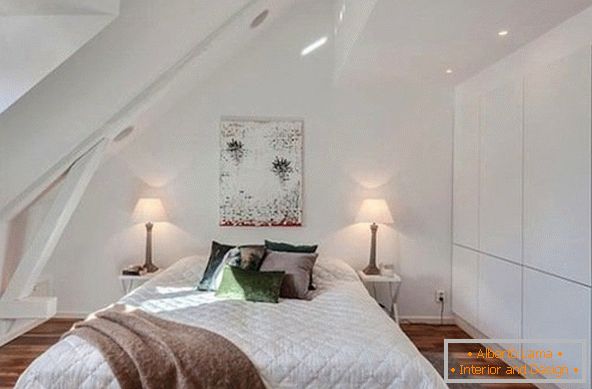 Інтэр'ер невялікі мансардным спальні в белом цвете