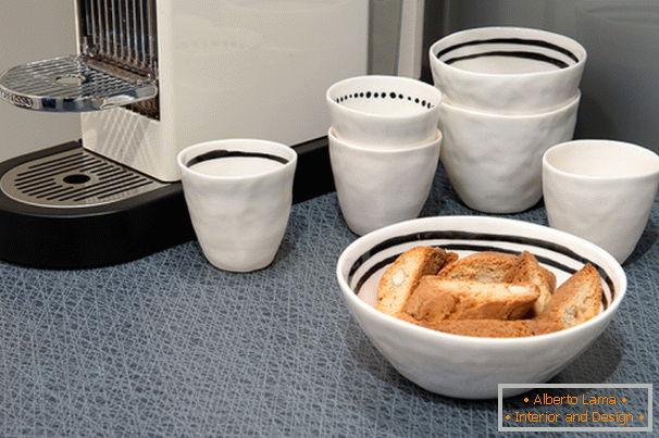 Посуд на кухні кватэры ў скандынаўскім стылі ў Гётэборгу