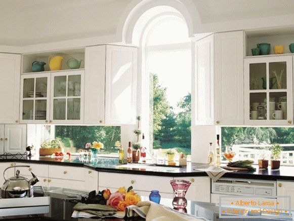 Дызайн акна на кухні - фота інтэр'еру прыватнага дома