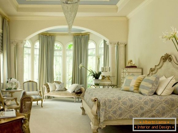 Высокія арачныя вокны - фота спальні ў класічным стылі
