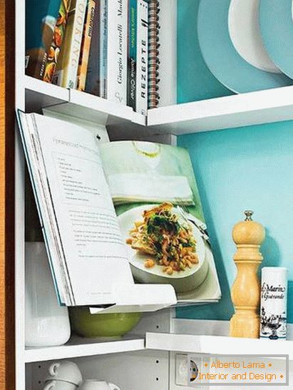 Кнігі і посуд на маленькай кухні ў блакітным колеры