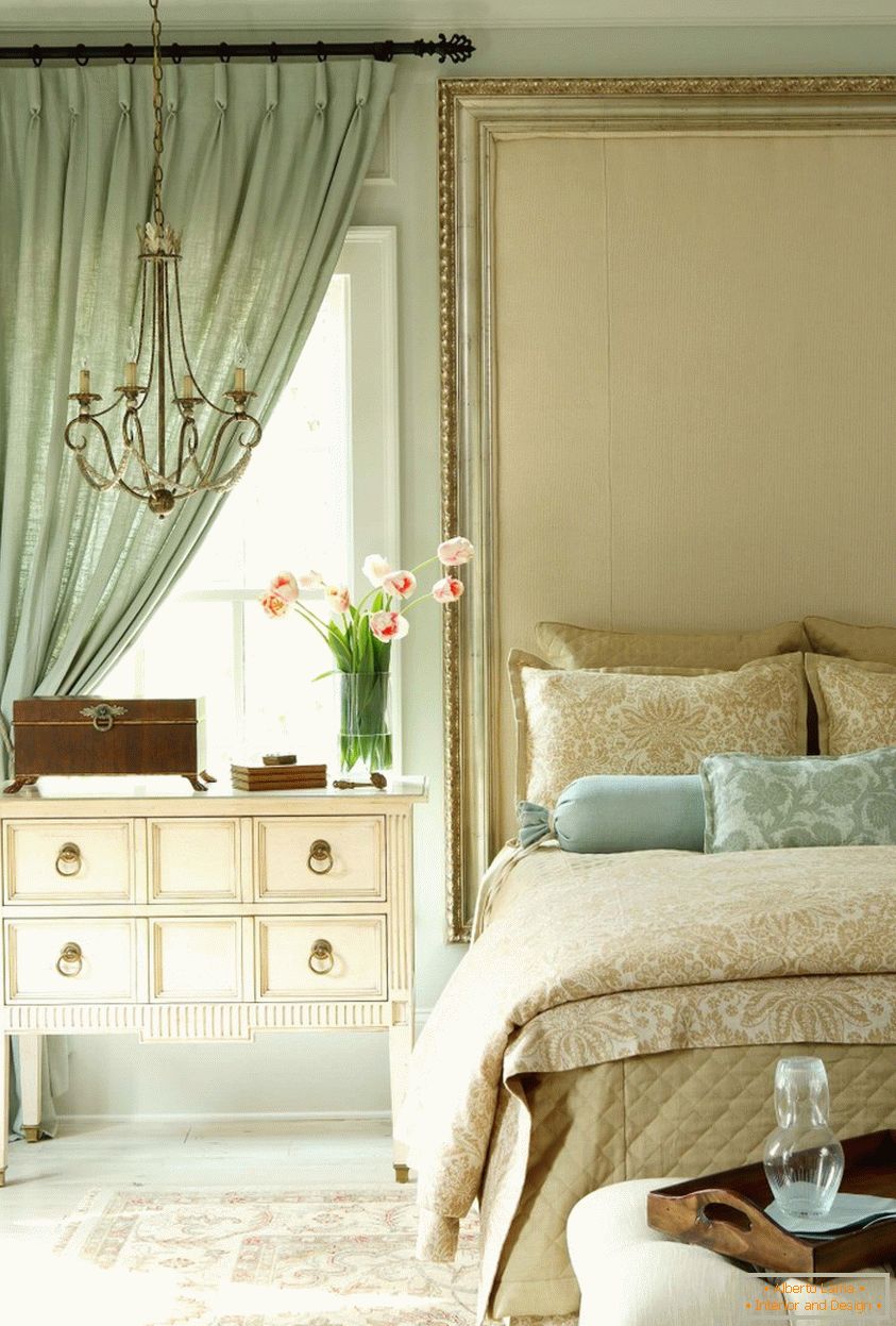 Класічнае пампезнае афармленне інтэр'еру спальні з тканкавымі шпалерамі