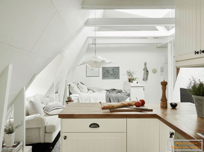 Нестандартнае злучэнне спальні з кухоннай зонай дома ў Швецыі