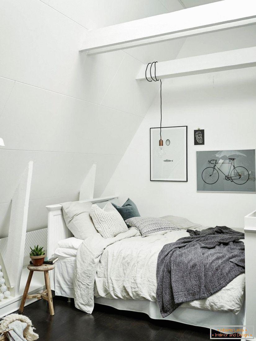 Беласнежная спальня дома ў Швецыі