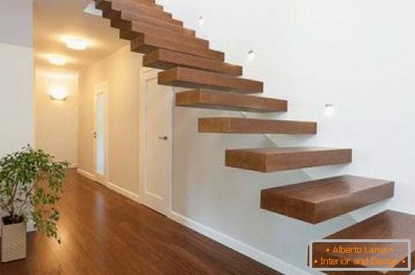 кансольныя деревянные лестницы в частном доме - фото в интерьере