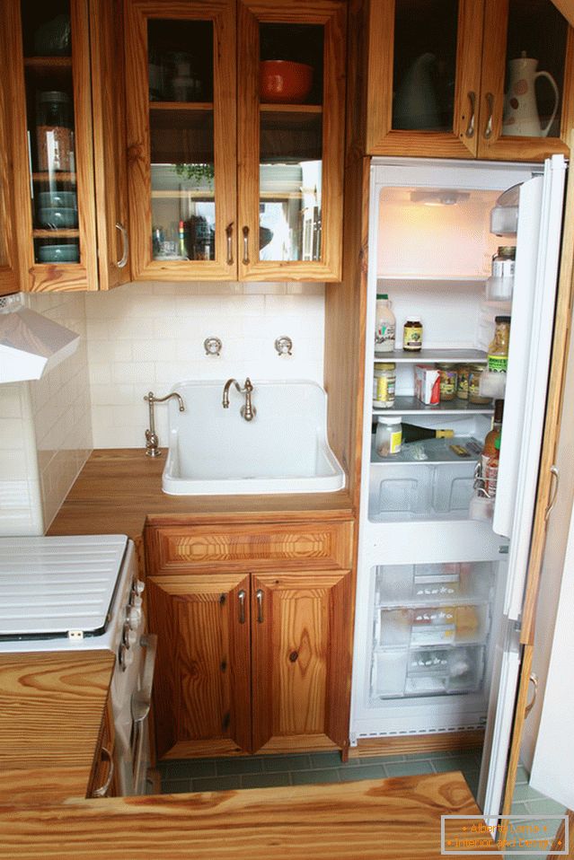 Схаваны халадзільнік ў інтэр'еры вінтажны кухні