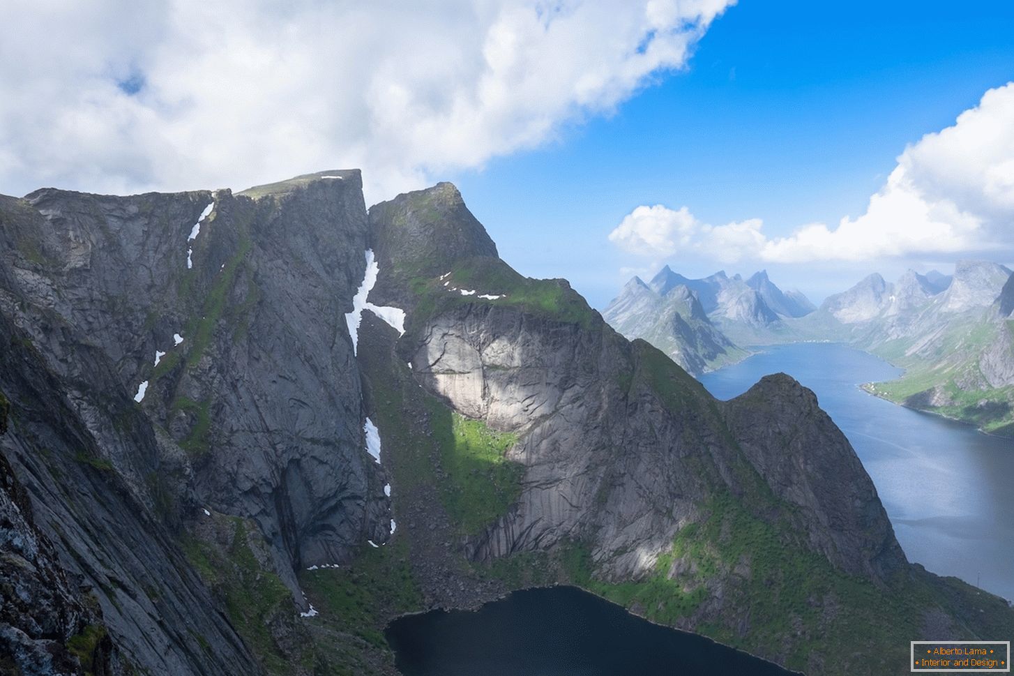 Незабыўны выгляд з вышыні птушынага палёту на горы Нарвегіі