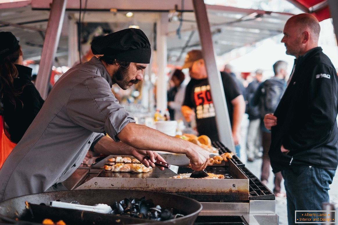 Кухар за працай, на рыбным рынку ў Бергене