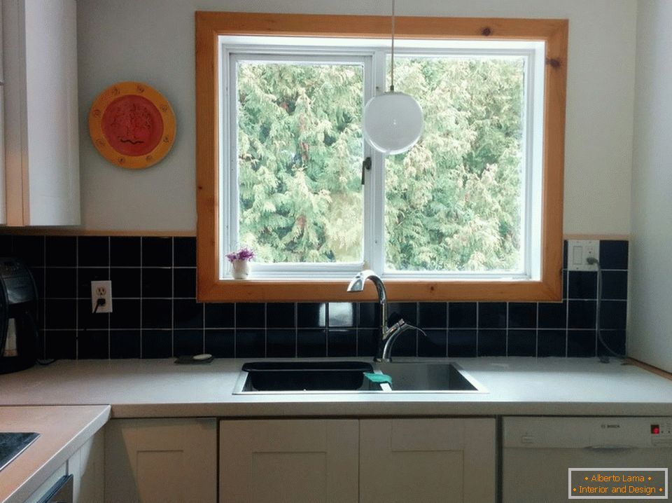 Вялікае акно ў дызайне маленькай кухні