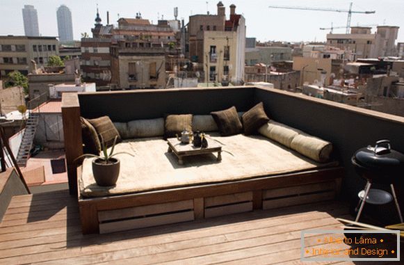 Паціа на балконе маленькай студыі ў Барселоне