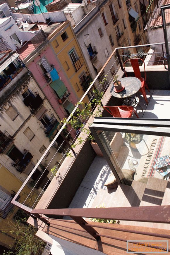Выгляд з балкона маленькай студыі ў Барселоне