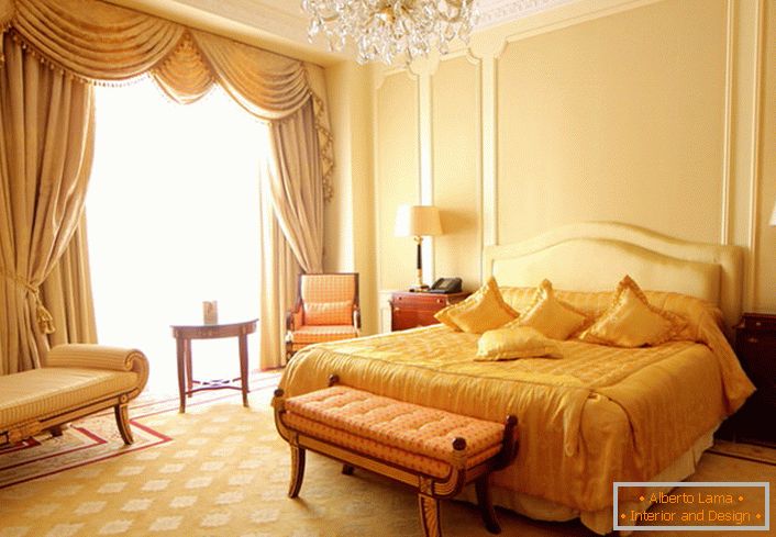 Бэжава-залатая спальня ў барочным стылі.
