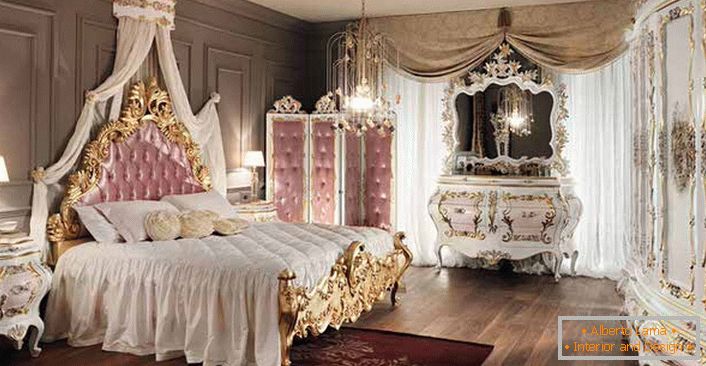 Спальня ў стылі барока для сапраўднай лэдзі. Ружовыя дэталі ў афармленні робяць інтэр'ер па сапраўднаму
