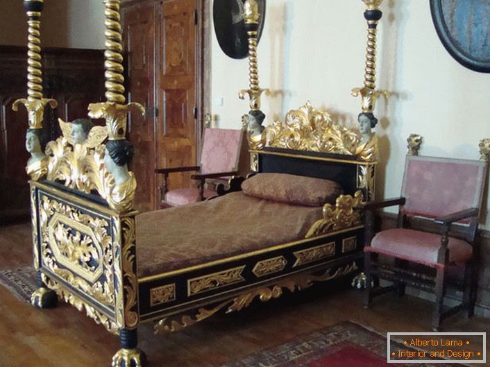 Спальня ў барочным стылі напоминает о временах средневековья. 