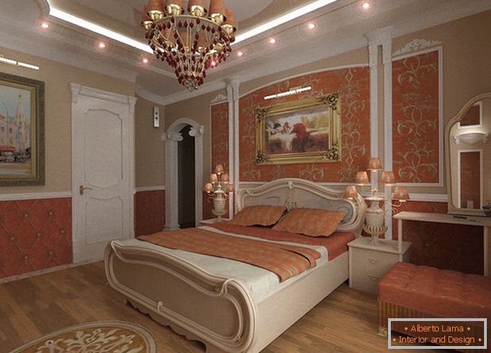 Прасторная спальня ў барочным стылі аформлена ў каралавых танах.