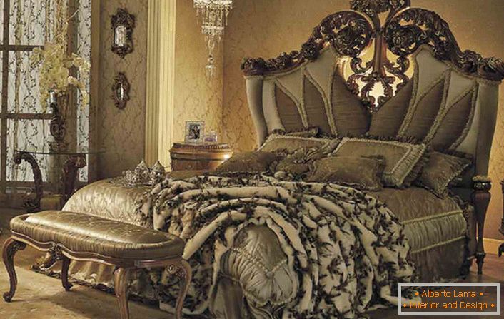 Шыкоўная ложак у гасцявой спальным пакоі ў барочным стылі на лецішчы ў адной з правінцый Францыі.
