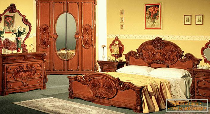 Мэбля італьянскай вытворчасці для спальні ў стылі барока.