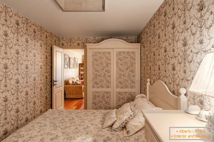 Ўтульная кантры спальня ў невялікім загарадным доме на поўдні Італіі.