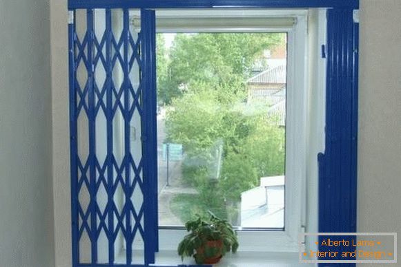 унутраныя кратаў на окна - раздвижные синего цвета