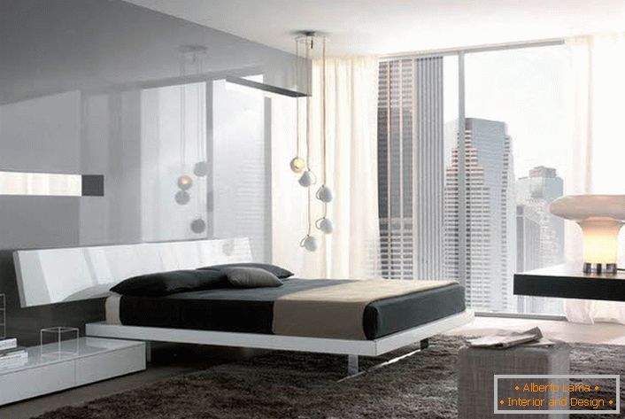 Глянцавыя паверхні з металічным бляскам робяць спальныя пакоі хай-тэк больш прасторнай і светлай.