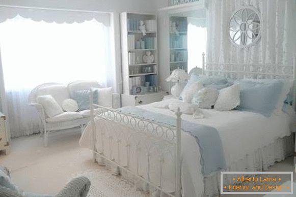 Бела-блакітная спальня ў стылі Праванс - фота інтэр'ер