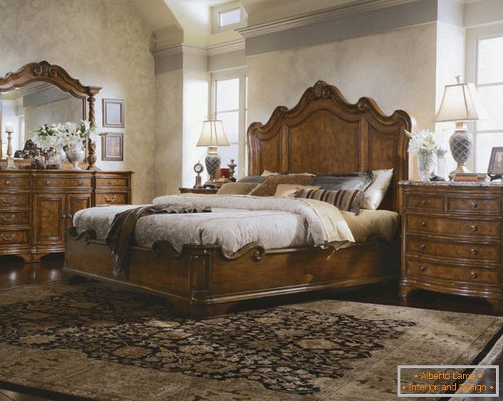 Ідэальны варыянт афармлення сямейнай спальні ў ангельскім стылі. Класіка і рамантычнасць - гарманічнае спалучэнне для хатняга ачага.