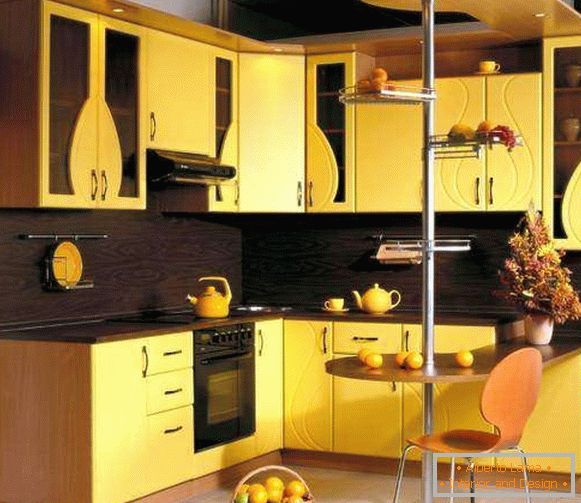 Жоўтая кутняя кухня з барнай стойкай