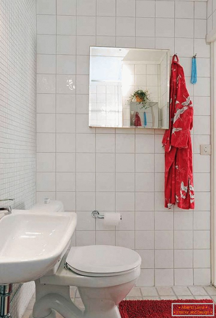 interesting-малая ванная дызайн-with-toilet-and-washing-stand-plus-red-bath-mat-on-white-tiles-flooring-as-well-as-mirrored-recessed-medicine-cabinets-744x1095